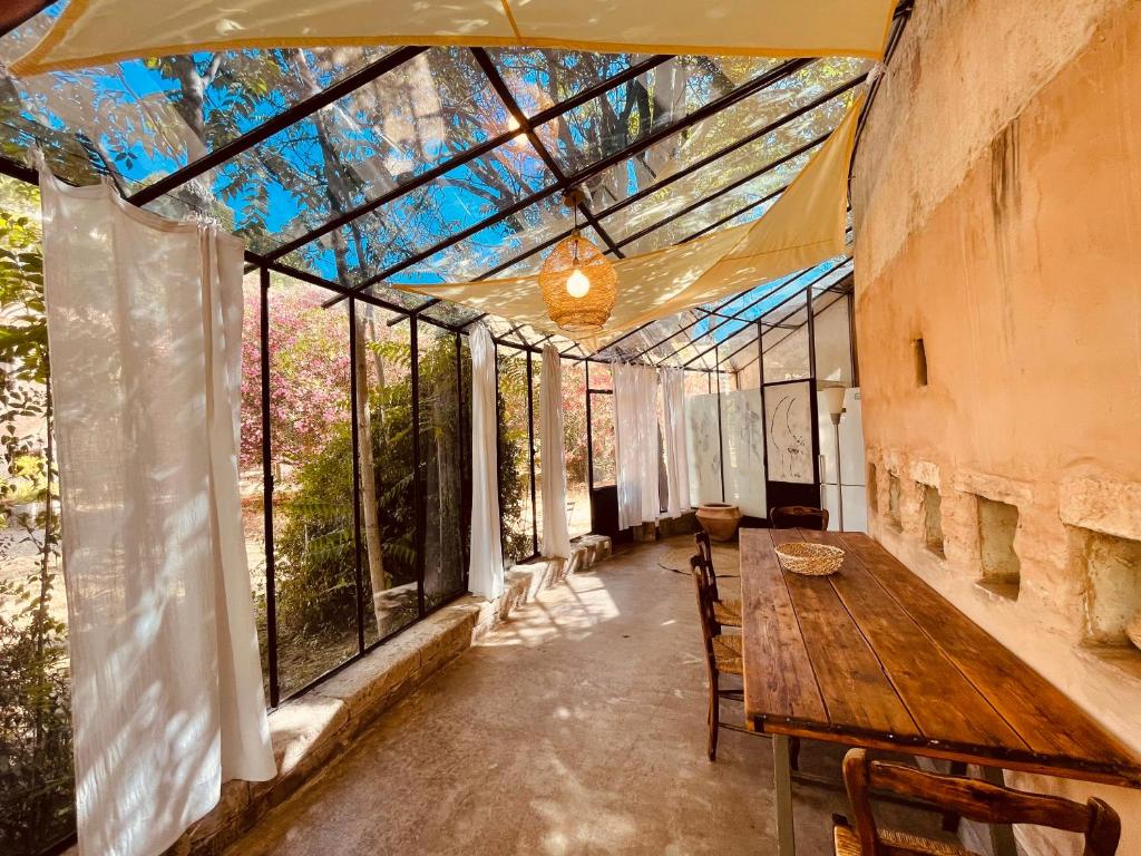 terrasse en verrière du Mas Bois Fontaine – espace détente en pleine nature